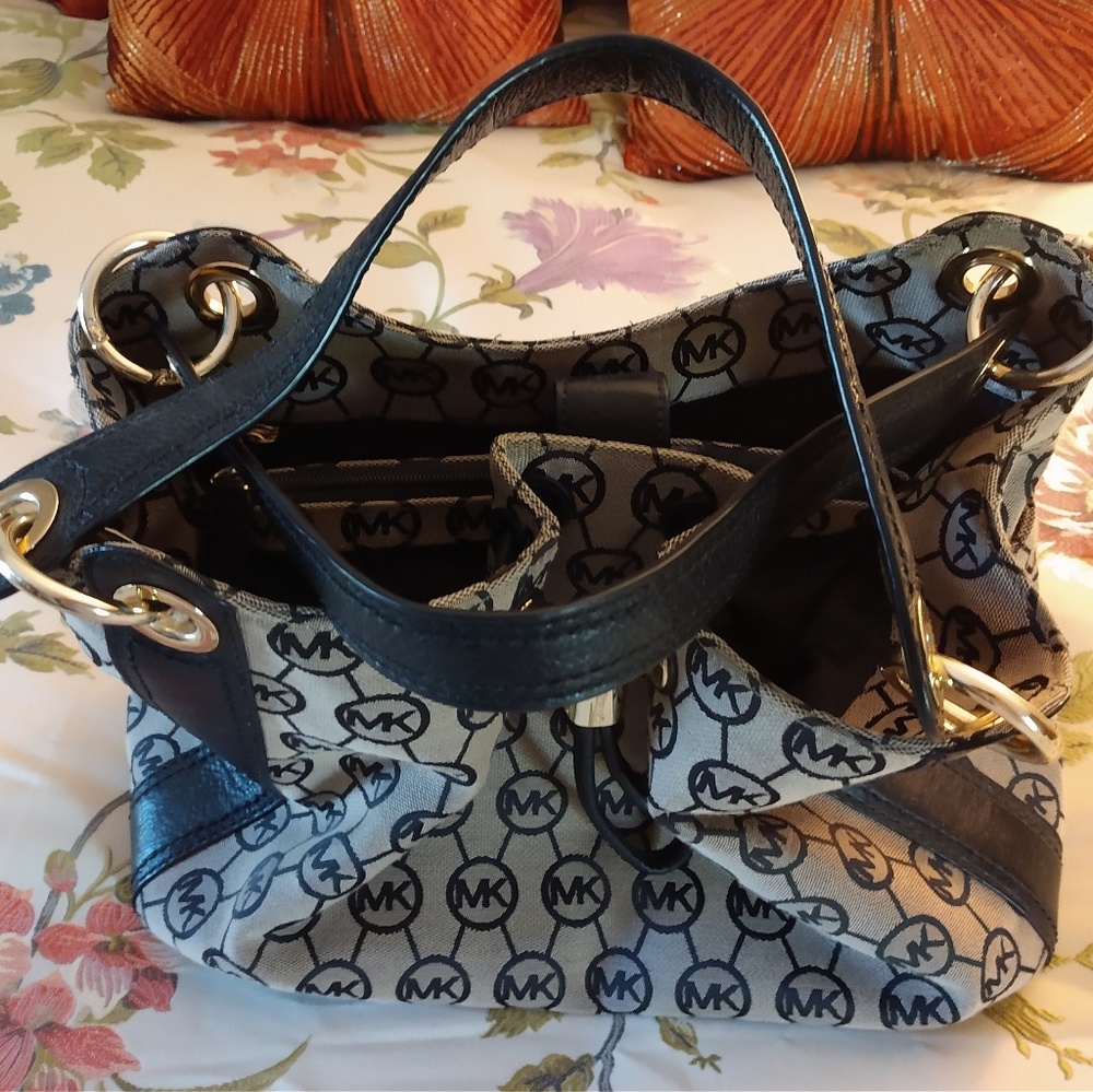 Michael Kors Ludlow Jacquard Bag - Picture 8 of 8